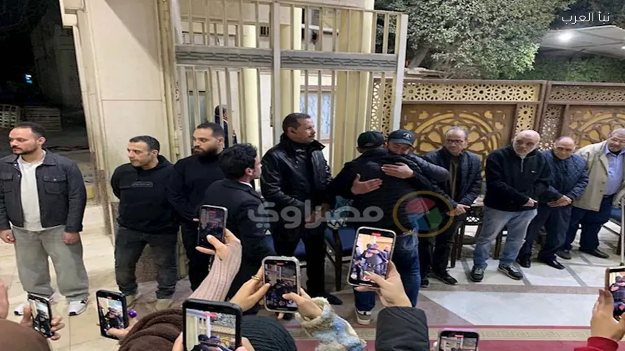 أحمد السقا أول الحاضرين في عزاء والدة الفنان نضال الشافعي