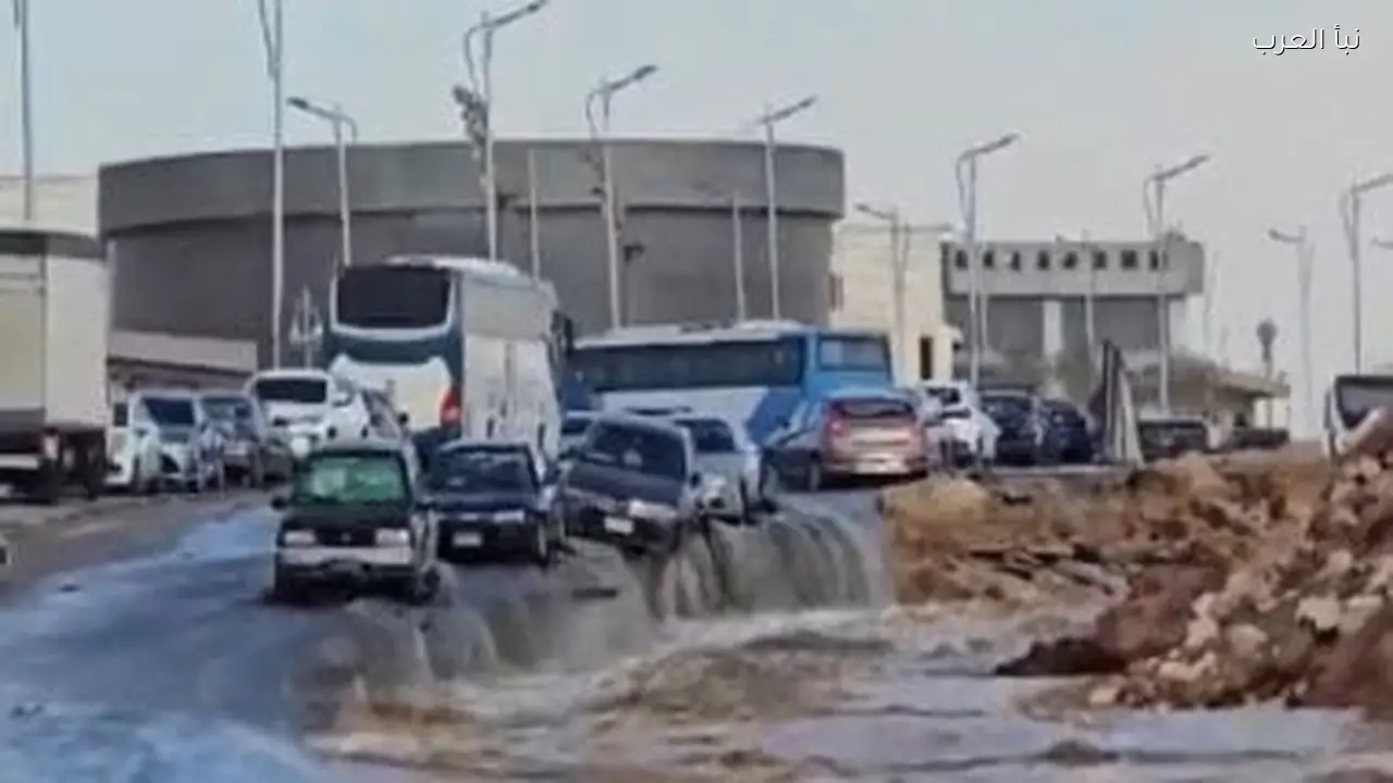 انفجار ماسورة مياه في التجمع يتسبب في تلف سيارات