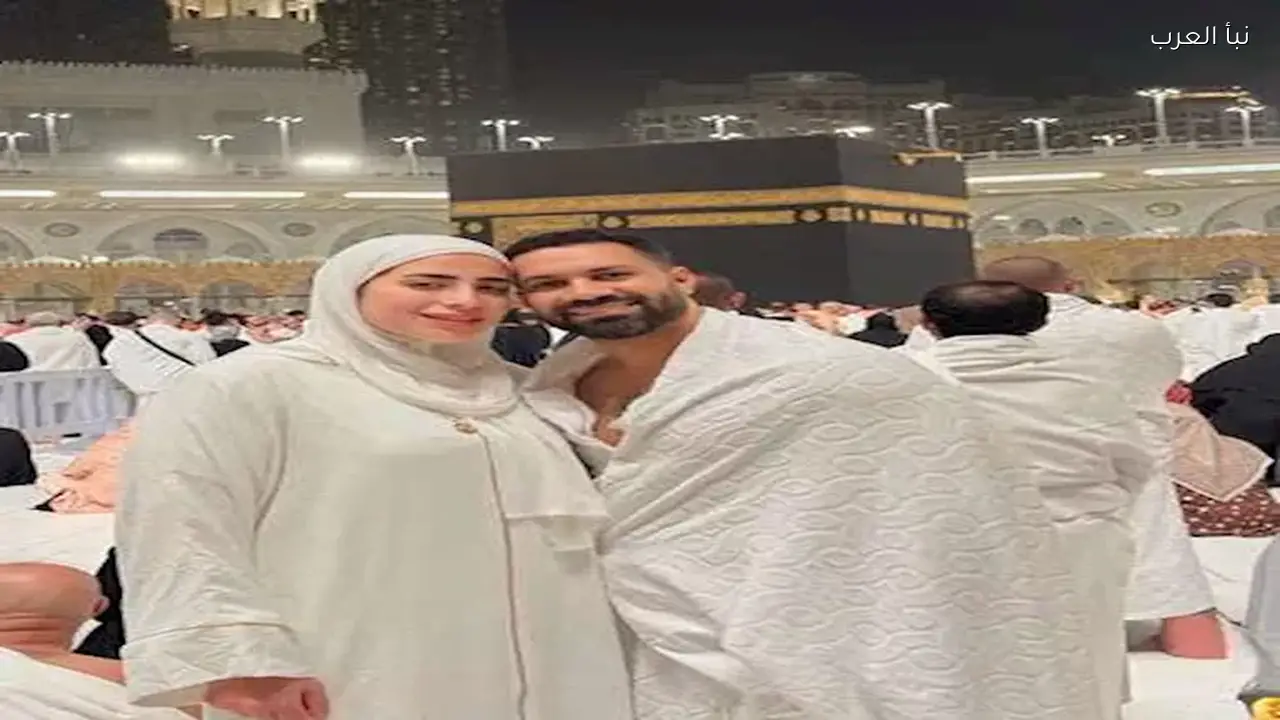 حسني عبد ربه وزوجته يؤدون مناسك العمرة
