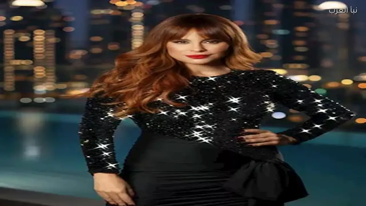 كارول سماحة تتألق بإطلالة جريئة بجوار حمام السباحة