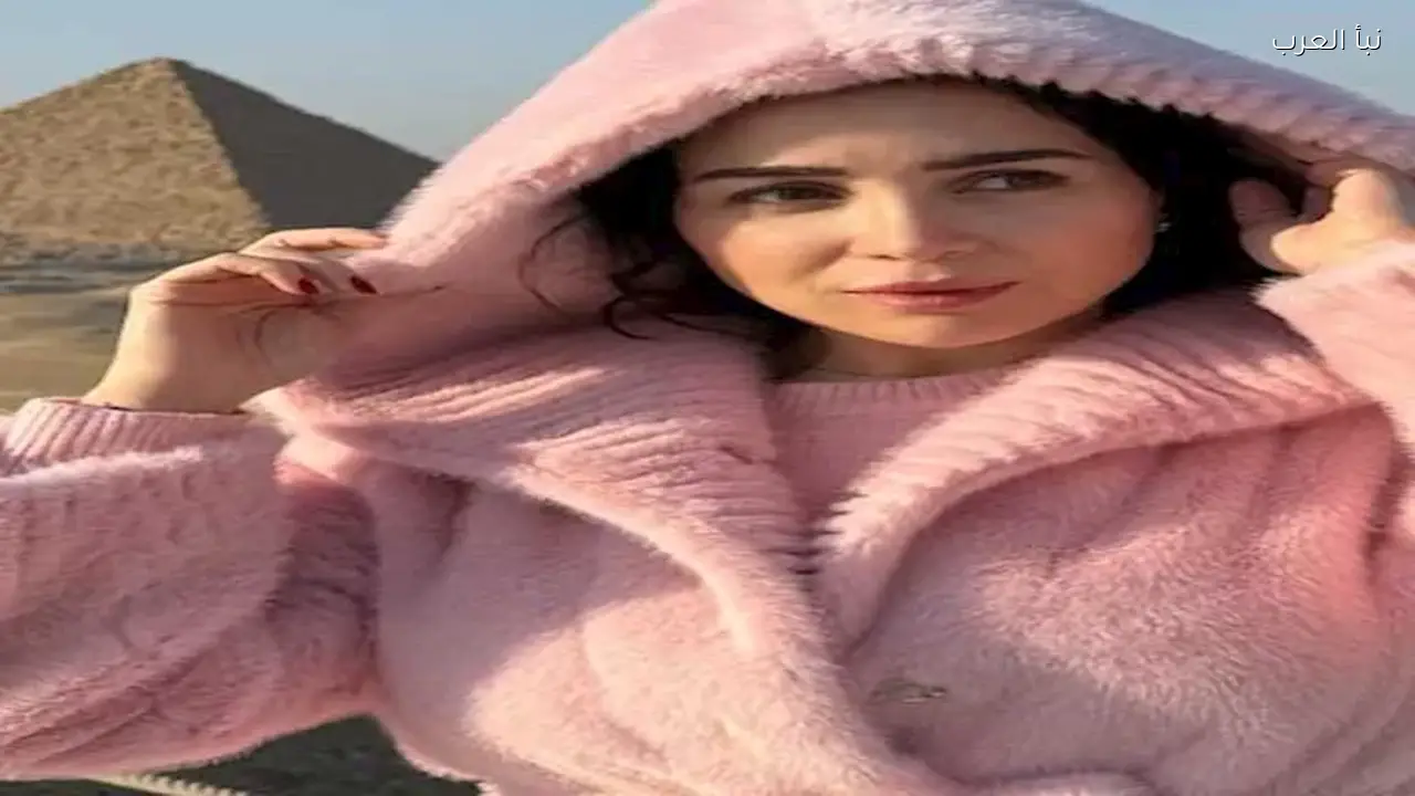 مي عز الدين تشارك صورًا جديدة لها أمام الأهرامات بإطلالة شتوية مميزة