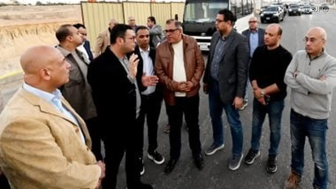 وزير الإسكان يزور مشروعات الطرق في الشيخ زايد