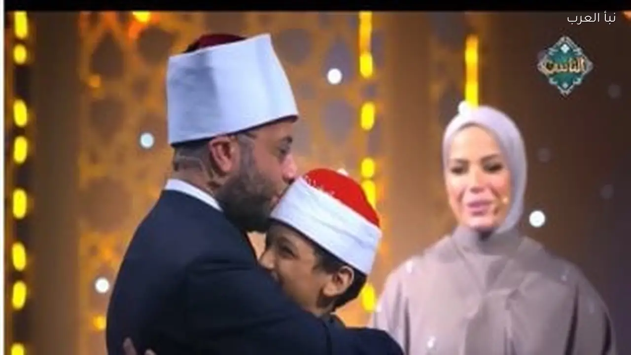 أسامة الأزهرى يكرم الفائز بجائزة الغصن الذهبي في دولة التلاوة