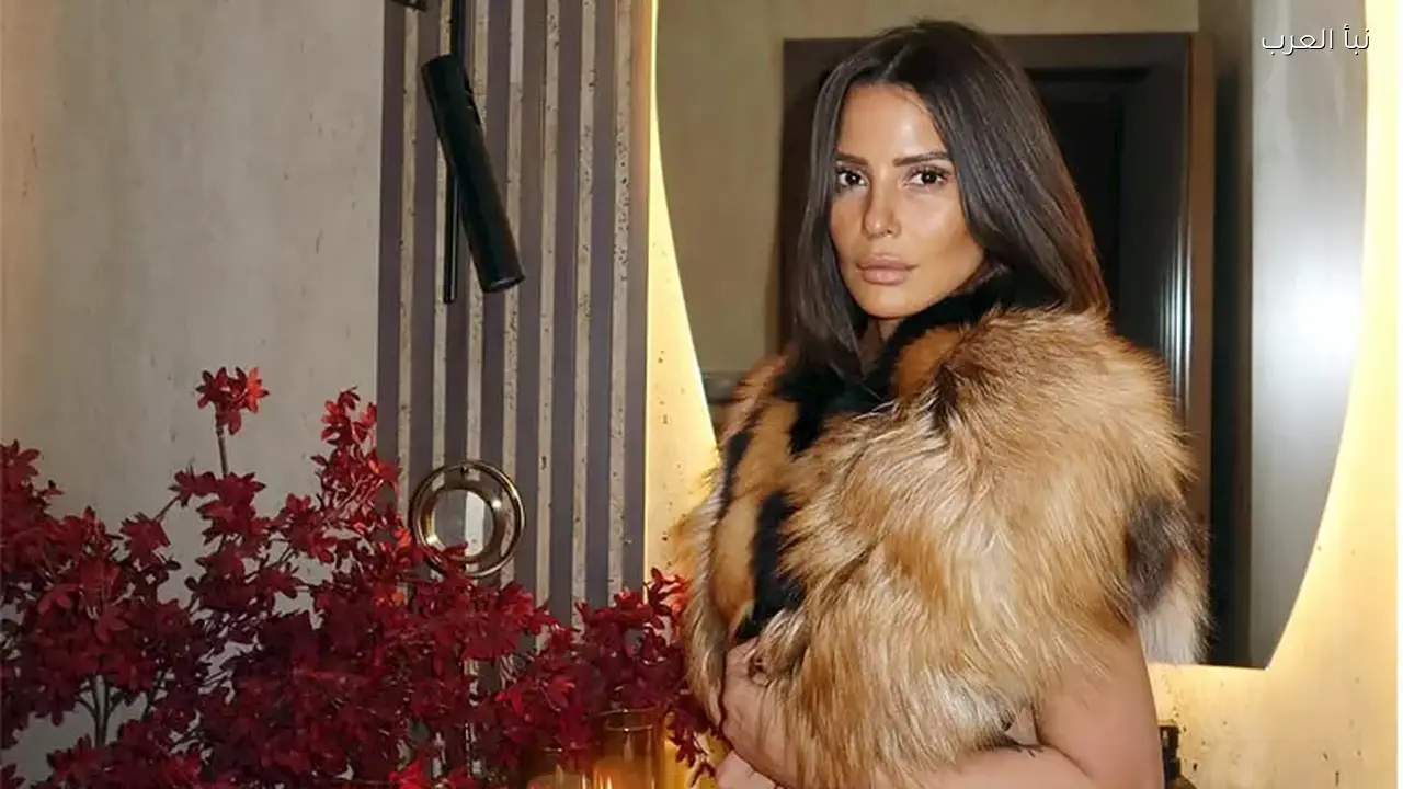 إيمان العاصي تبرز بإطلالة جريئة بفستان أسود وتاتو