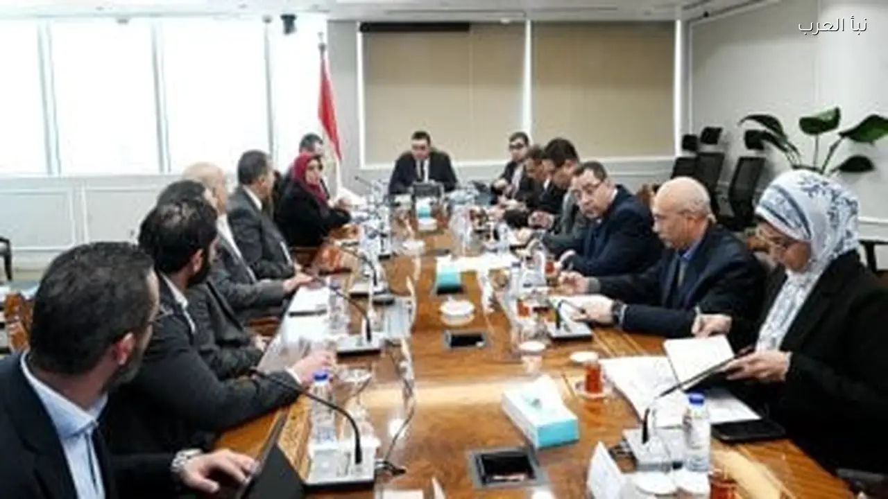 وزير الإسكان يناقش مبيعات مشروعات المدن الجديدة مع شركة HDP